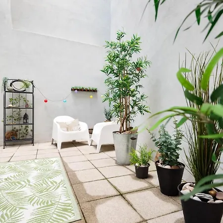 Elegant & Private Garden In Historical Centre Apartment *